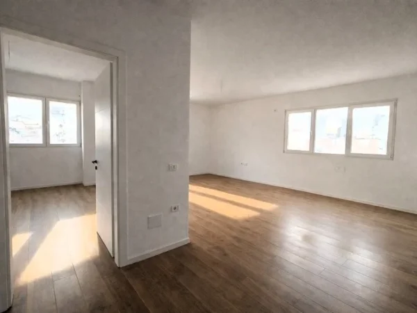 Tirane, jepet me qera zyre Kati 2, 136 m² 1.200 € (pazari ri)