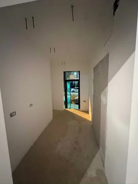 Tirane, jepet me qera dyqan Kati 0, 63 m² 1.600 € (BULEVARDI BAJRAM CURRI)