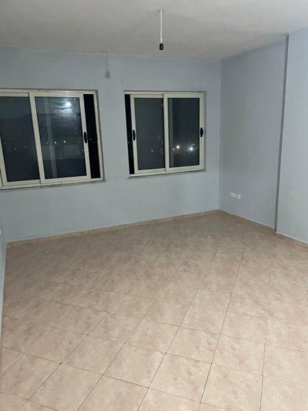 Tirane, jepet me qera apartament 1+1 Kati 4, 60 m² 300 € (Yzberisht)
