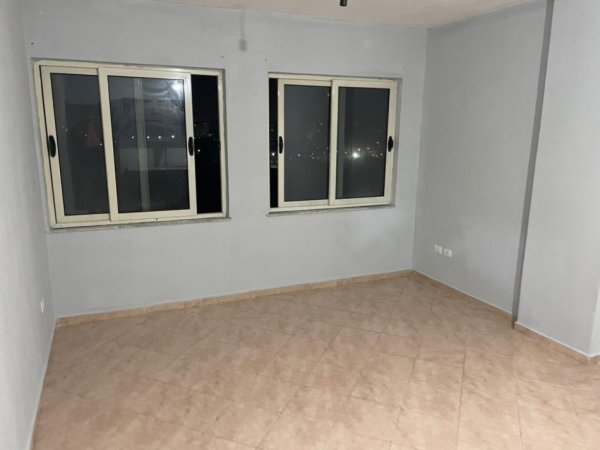 Tirane, jepet me qera apartament 1+1 Kati 4, 60 m² 300 € (Yzberisht)