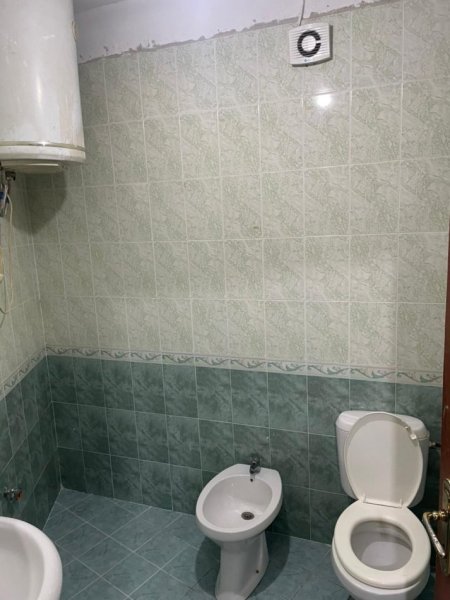 Tirane, jepet me qera apartament 1+1 Kati 4, 60 m² 300 € (Yzberisht)