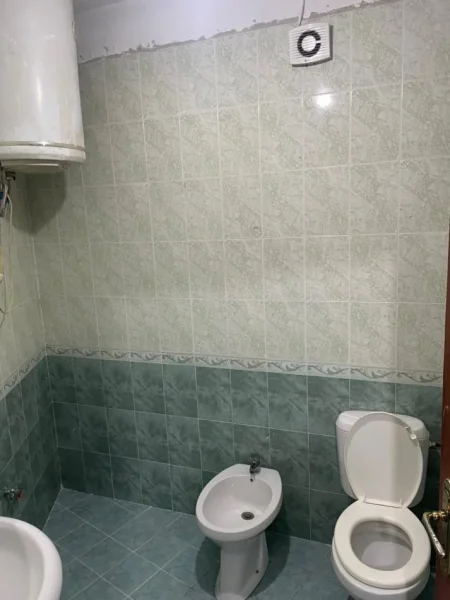Tirane, jepet me qera apartament 1+1 Kati 4, 60 m² 300 € (Yzberisht)