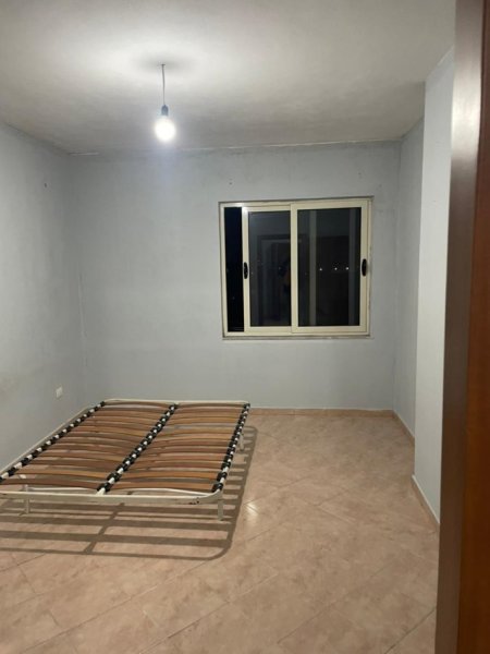 Tirane, jepet me qera apartament 1+1 Kati 4, 60 m² 300 € (Yzberisht)