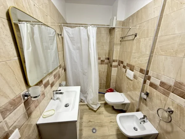 Tirane, jepet me qera apartament 1+1+Ballkon Kati 1, 70 m² 550 € (QSUT)