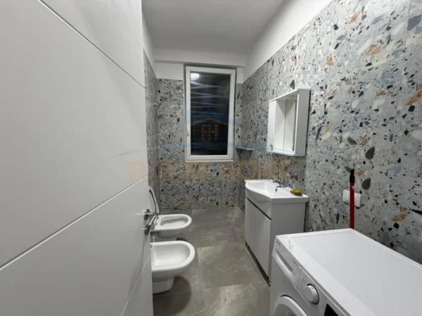 Tirane, jepet me qera apartament 1+1+Post Parkimi  Kati 4, 58 m² 500 € (KOMPLEKSI TUDAS)  UNA61894