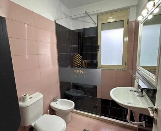 Tirane, jepet me qera apartament 1+1+Ballkon Kati 2, 65 m² 550 € (Rruga Eduard Mano)