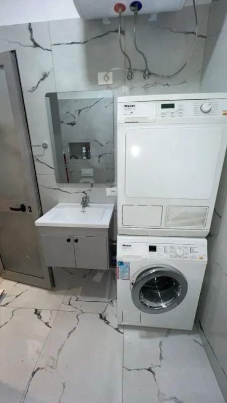 Tirane, jepet me qera apartament 1+1 Kati 1, 50 m² 650 € (RRUGA E BARRIKADAVE)