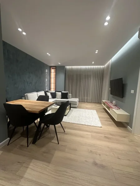 Tirane, jepet me qera apartament 1+1+Ballkon Kati 2, 70 m² 750 € (Rruga Faik Twrnova)