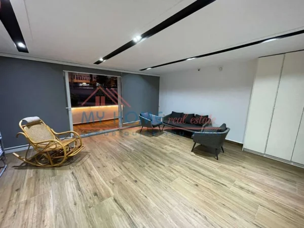 Tirane, jepet me qera apartament 2+1+Ballkon Kati 1, 200 m² 1.000 € (Kristal Center)