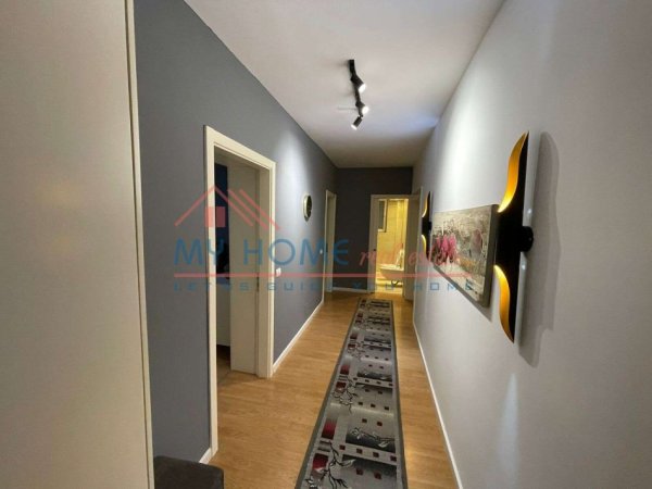 Tirane, jepet me qera apartament 2+1+Ballkon Kati 1, 200 m² 1.000 € (Kristal Center)