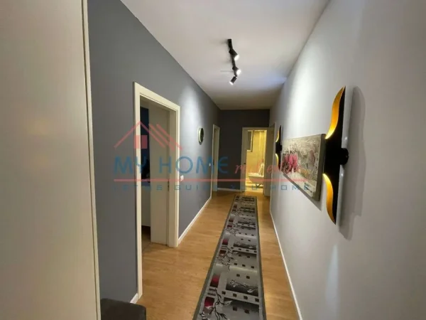 Tirane, jepet me qera apartament 2+1+Ballkon Kati 1, 200 m² 1.000 € (Kristal Center)