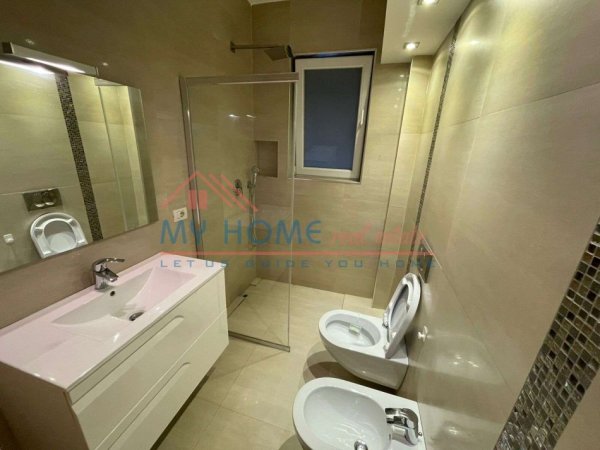Tirane, jepet me qera apartament 2+1+Ballkon Kati 1, 200 m² 1.000 € (Kristal Center)