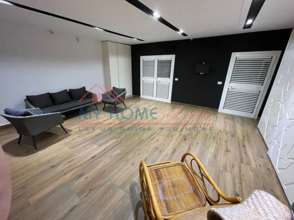 Tirane, jepet me qera apartament 2+1+Ballkon Kati 1, 200 m² 1.000 € (Kristal Center)
