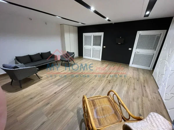 Tirane, jepet me qera apartament 2+1+Ballkon Kati 1, 200 m² 1.000 € (Kristal Center)