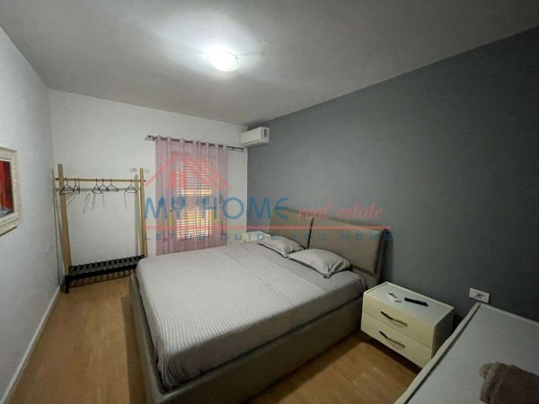 Tirane, jepet me qera apartament 2+1+Ballkon Kati 1, 200 m² 1.000 € (Kristal Center)