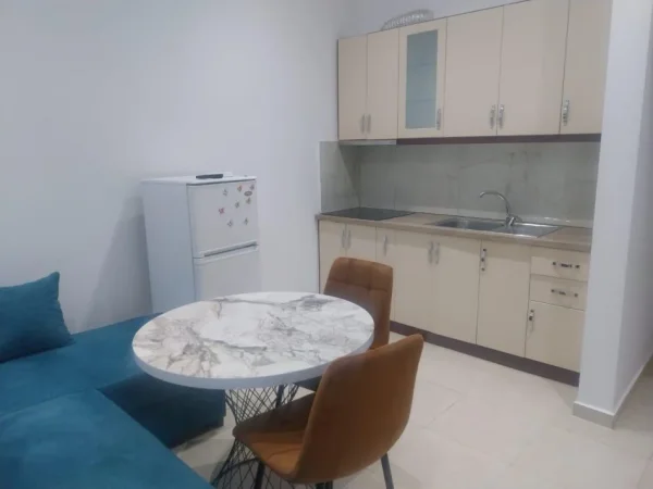 Tirane, jepet me qera apartament 1+1 Kati 1, 50 m² 400 € (vilat gjermane)