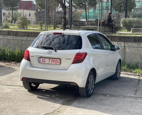 Tirane, makine TOYOTA YARIS Nafte, e bardhë manuale Klima 176.000 km 7.700 €