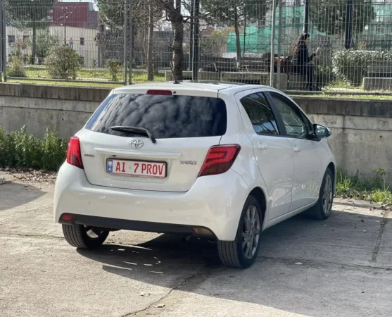 Tirane, makine TOYOTA YARIS Nafte, e bardhë manuale Klima 176.000 km 7.800 €