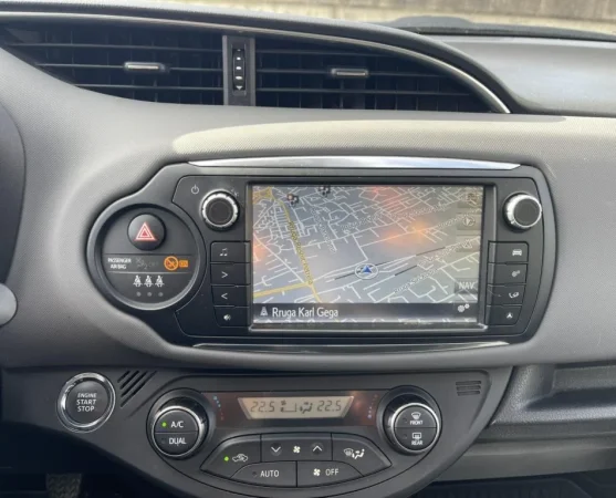 Tirane, makine TOYOTA YARIS Nafte, e bardhë manuale Klima 176.000 km 7.800 €