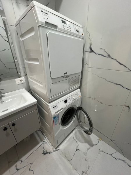 Tirane, jepet me qera garsonier Kati 1, 65 m² 650 € (RRUGA E BARRIKADAVE)