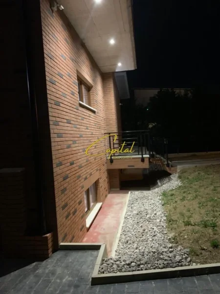 Tirane, jepet me qera Vile 5+1+Aneks+Ballkon Kati 3, 560 m² 4.500 € (TEG)