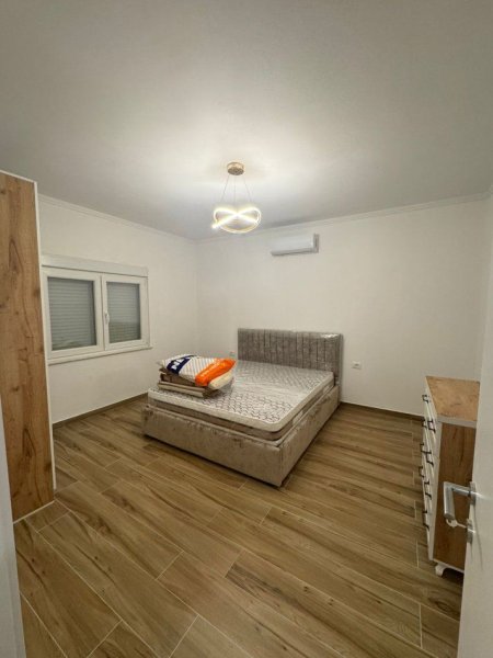 Tirane, jepet me qera apartament 1+1+Ballkon Kati 2, 80 m² 400 € (SHKOZE)