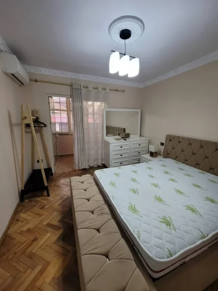 Tirane, jepet me qera apartament 2+1 Kati 1, 90 m² 650 € (Rrug Fortuzi.)