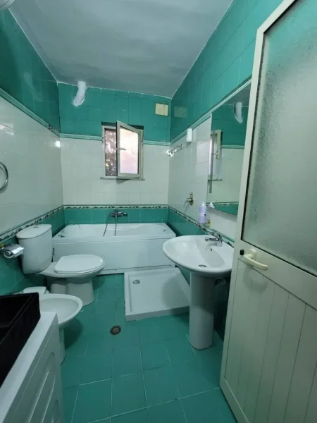 Tirane, jepet me qera apartament 2+1 Kati 1, 90 m² 650 € (Rrug Fortuzi.)