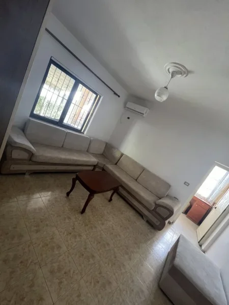 Tirane, jepet me qera shtepi 1+1+Ballkon Kati 1, 320 € (Feti Gjilani)