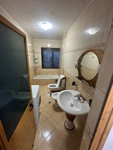 Tirane, jepet me qera apartament 1+1+Ballkon Kati 5, 60 m² 400 € (OXHAKU)