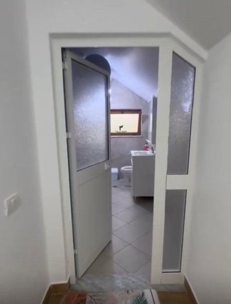 Tirane, jepet me qera apartament 2+1 Kati 3, 70 m² 400 € (ALI DEMI)