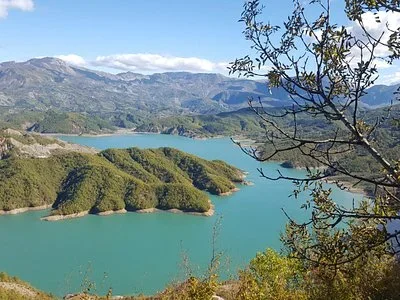 Tirane, shitet toke , 3.000 m² 400.000 € (Mezez)