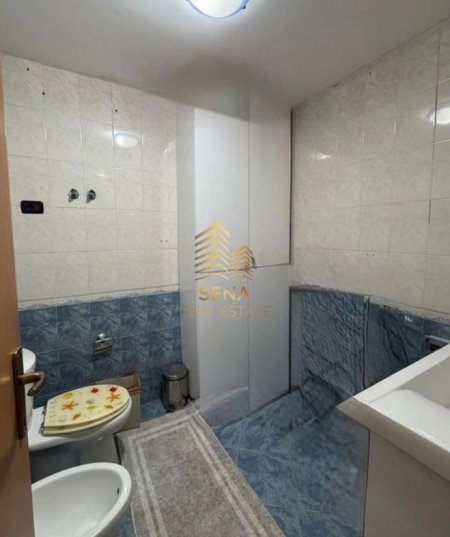 Tirane, jepet me qera apartament 2+1+Ballkon Kati 3, 129 m² 800 € (Brryli)