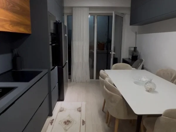 Tirane, jepet me qera apartament 2+1 , 100 m² 800 € (BRRYL)