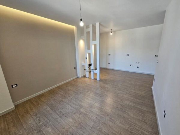 Tirane, jepet me qera zyre Kati 1, 100 m² 950 € (ZOGU I ZI)