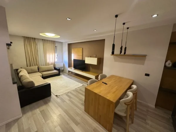Tirane, jepet me qera apartament 2+1 Kati 4, 80 m² 500 € (Bar Xhamero Astir)