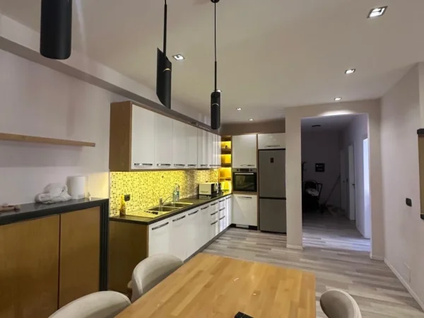 Tirane, jepet me qera apartament 2+1 Kati 4, 80 m² 500 € (Bar Xhamero Astir)