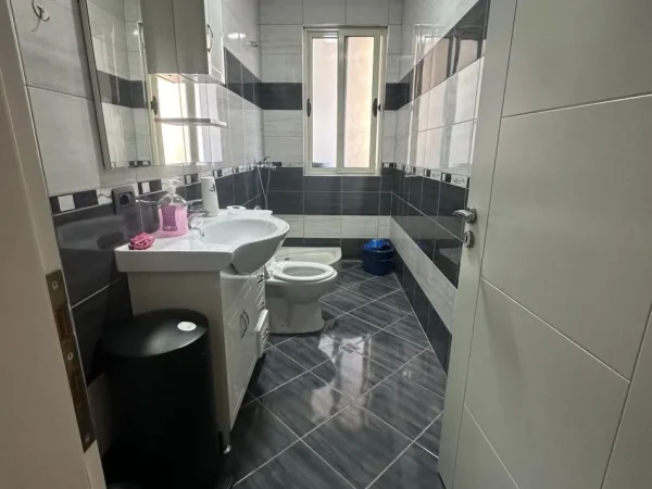 Tirane, jepet me qera apartament 2+1 Kati 4, 80 m² 500 € (Bar Xhamero Astir)