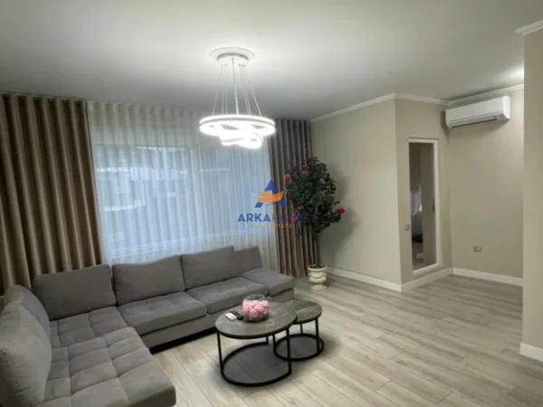 Tirane, jepet me qera apartament 1+1+Ballkon Kati 4, 75 m² 900 € 