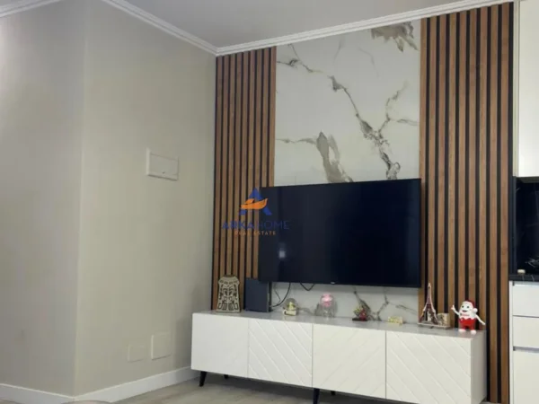 Tirane, jepet me qera apartament 1+1+Ballkon Kati 4, 75 m² 900 € 