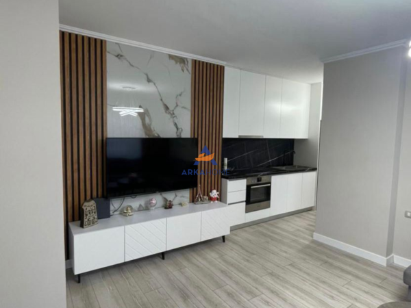 Tirane, jepet me qera apartament 1+1+Ballkon Kati 4, 75 m² 900 € 