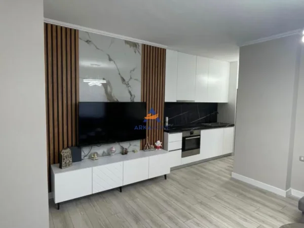Tirane, jepet me qera apartament 1+1+Ballkon Kati 4, 75 m² 900 € 
