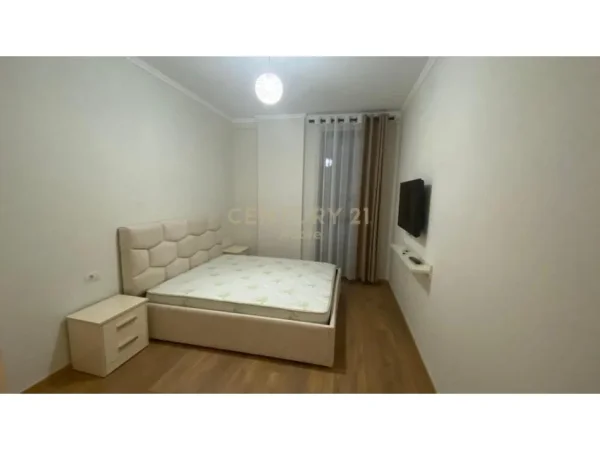 Tirane, jepet me qera apartament 1+1 Kati 1, 60 m² 650 € (shkolla e kuqe)