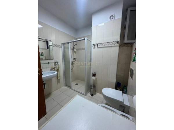 Tirane, jepet me qera apartament 2+1+Ballkon Kati 6, 114 m² 900 € (atsh prane pazarit te ri)