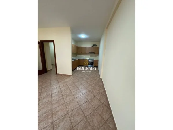 Tirane, jepet me qera ambjent biznesi Kati 4, 120 m² 600 € (Komuna e Parisit)