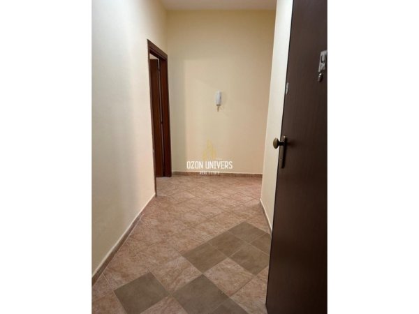 Tirane, jepet me qera ambjent biznesi Kati 4, 120 m² 600 € (Komuna e Parisit)