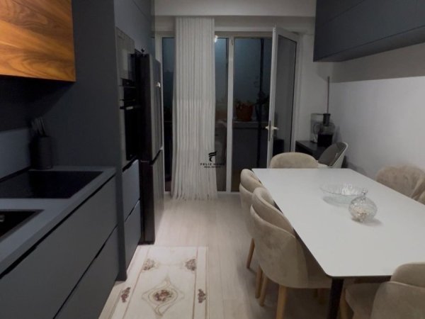 Tirane, jepet me qera 2+1 Kati 3, 100 m² 80.000 € (BRRYLI)