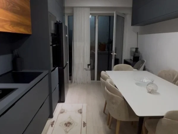 Tirane, jepet me qera 2+1 Kati 3, 100 m² 80.000 € (BRRYLI)