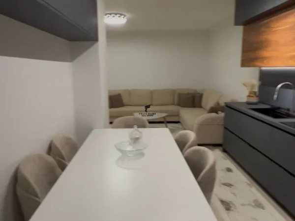 Tirane, jepet me qera 2+1 Kati 3, 100 m² 80.000 € (BRRYLI)