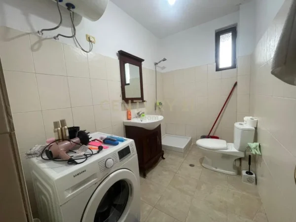 Tirane, jepet me qera apartament 2+1 Kati 4, 84 m² 520 € (ish fusha aviacionit)